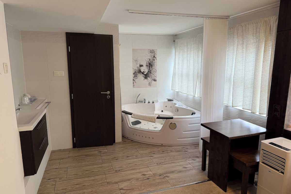 Superior tweepersoonskamer, uitzicht op stad | Een strijkplank/strijkijzer, gratis wifi, beddengoed