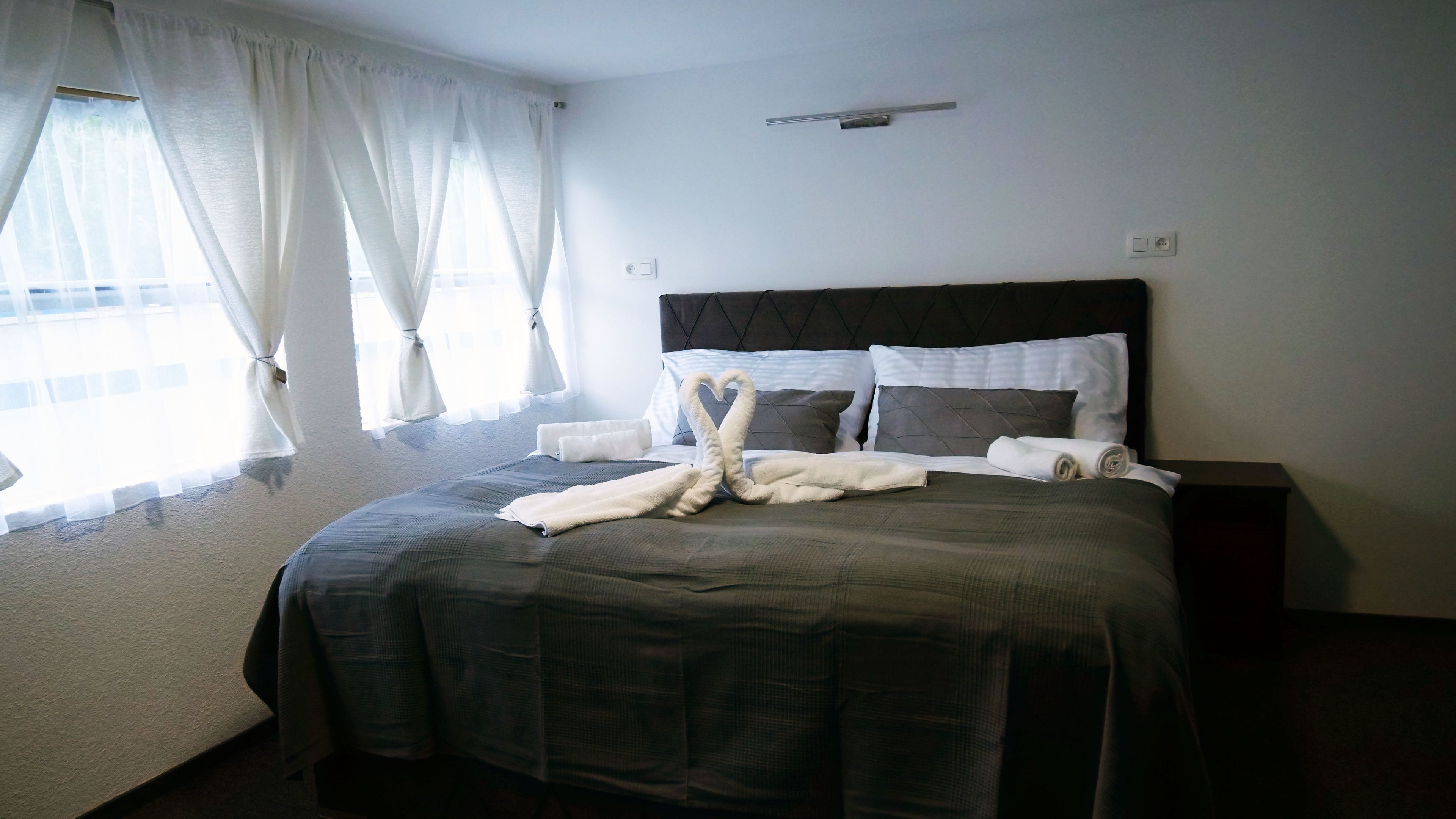 Tabla de planchar con plancha, wifi gratis, ropa de cama