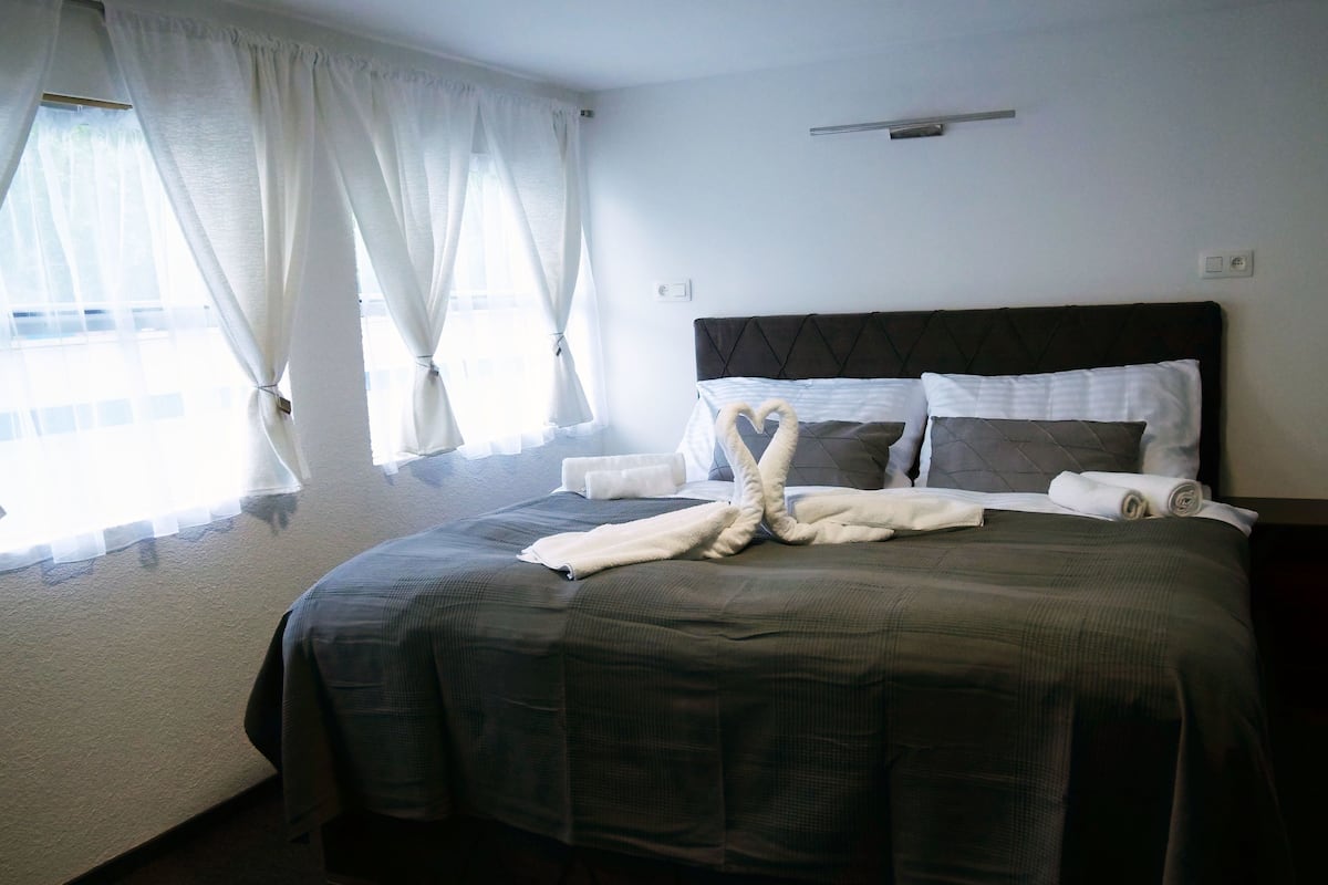 Tabla de planchar con plancha, wifi gratis y ropa de cama