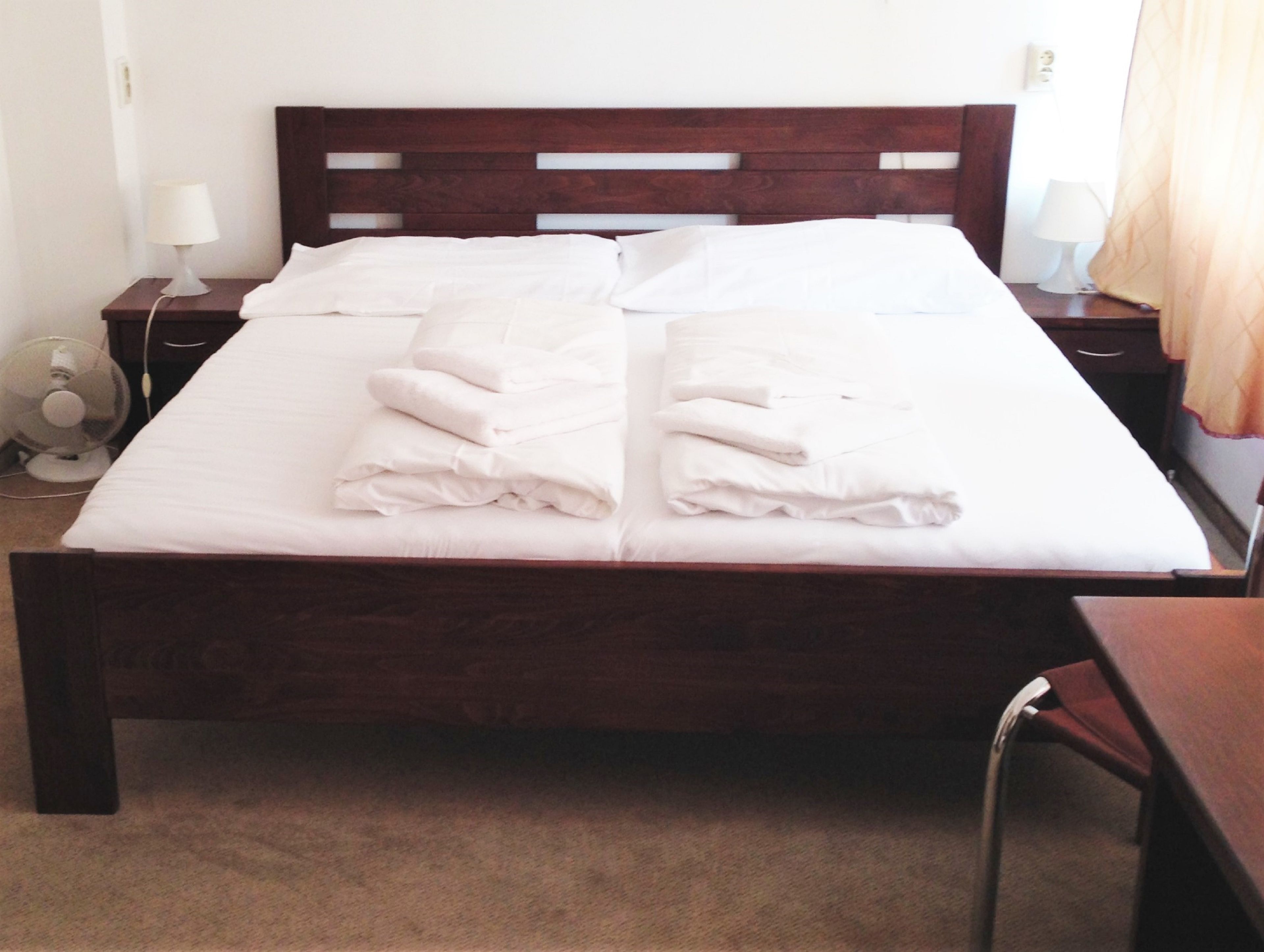 Tabla de planchar con plancha, wifi gratis, ropa de cama