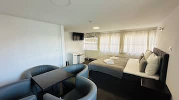 Suite, balcón, vista a la ciudad | Tabla de planchar con plancha, wifi gratis y ropa de cama