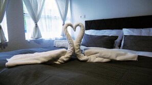 Suite, balcón, vistas a la ciudad | Tabla de planchar con plancha, wifi gratis, ropa de cama