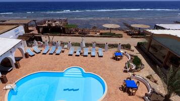 Piscina externa, funciona das 6h às 18h, guarda-sóis, espreguiçadeiras