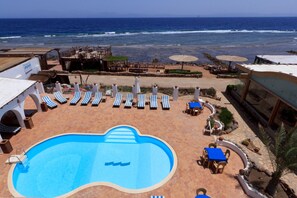 Piscina externa, funciona das 6h às 18h, guarda-sóis, espreguiçadeiras