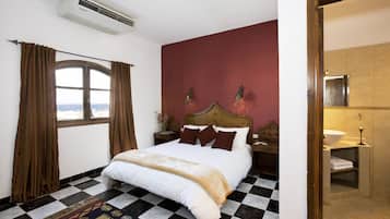 Cadar kapas Mesir, peti besi dalam bilik, meja