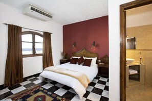 Egyptian cotton sheets, in-room safe, desk, free cots/infant beds