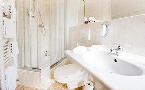 Articles de toilette gratuits, sèche-cheveux, serviettes fournies