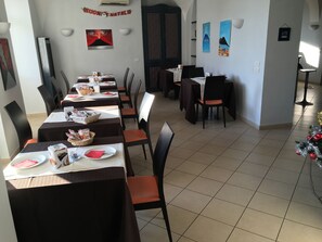 Breakfast, dinner served; Italian cuisine, alfresco dining  - Villa Margherita (Naples)