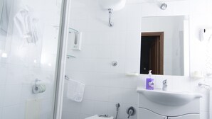 A bathroom with a toilet, sink, and shower. - Villa Margherita (Naples)