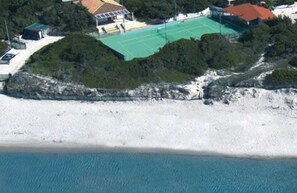 On the beach, white sand, sun loungers, beach umbrellas - Hotel Stella Del Sud (Calasetta)