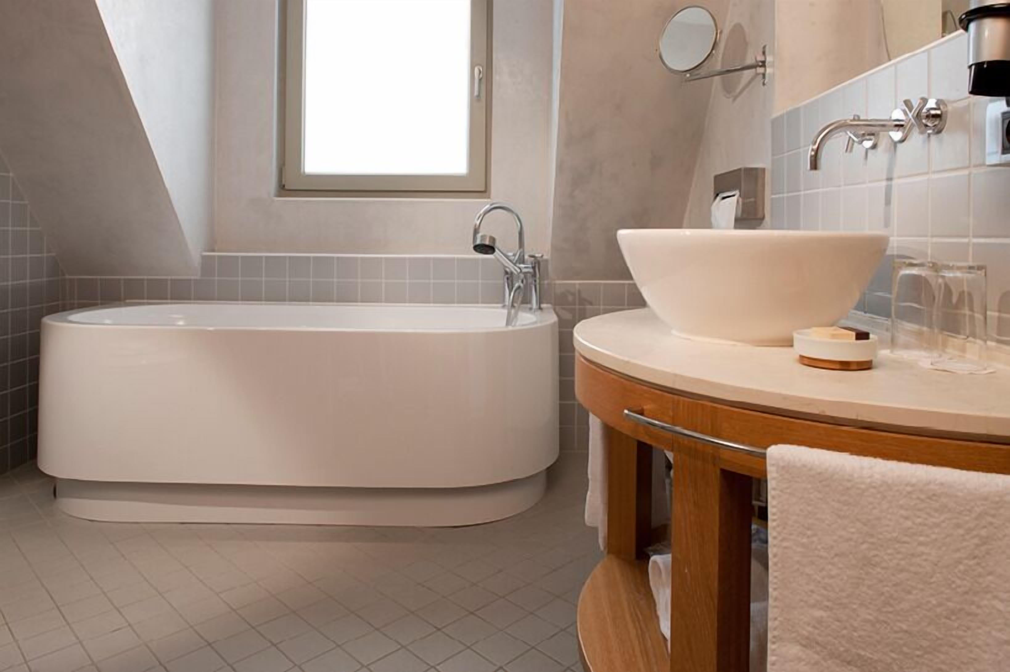separate bathtub and shower, free toiletries, hair dryer, towels