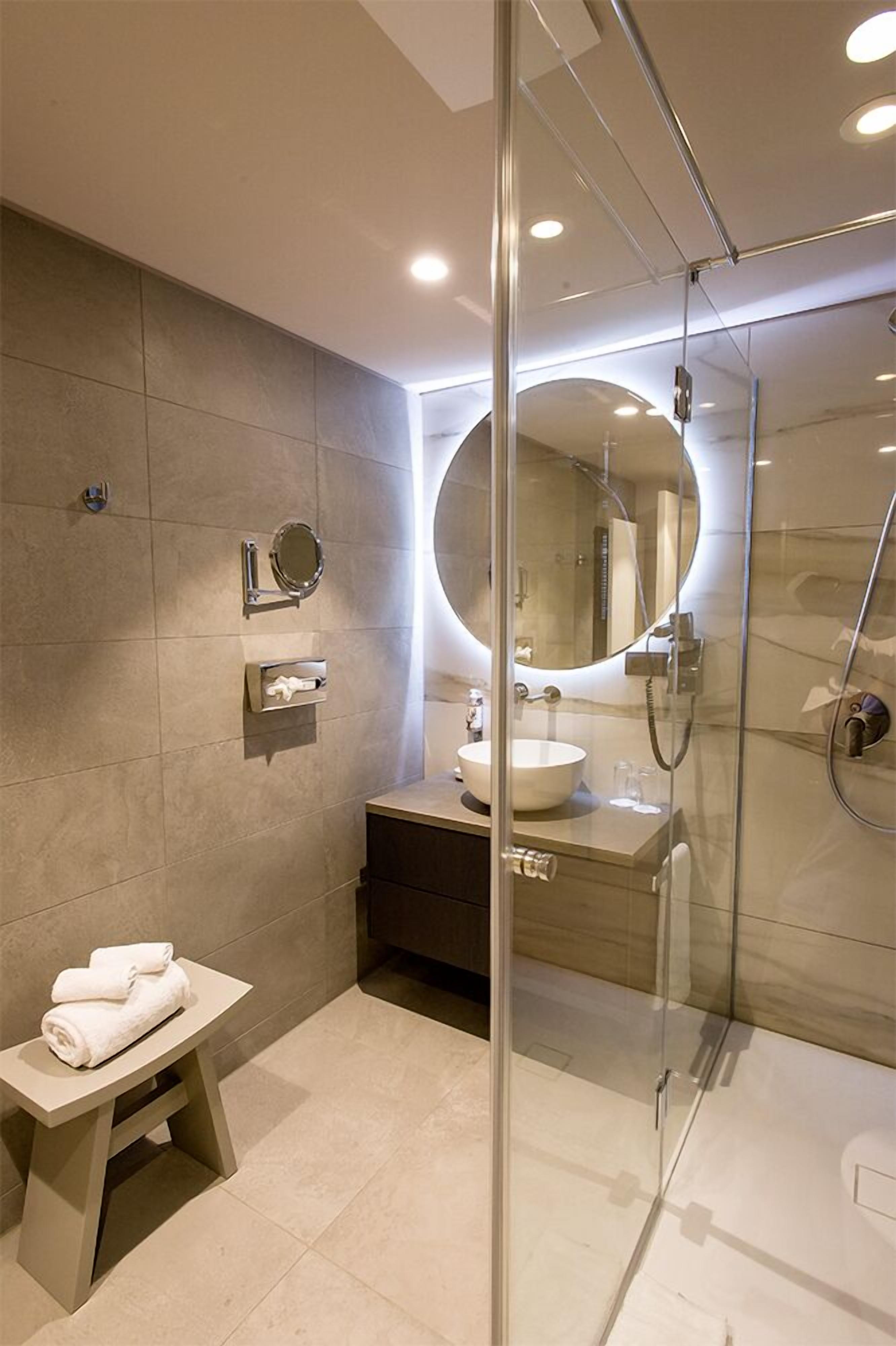 Doppelzimmer zur Einzelnutzung | Badezimmer | Badewanne und Dusche (separat), kostenlose Toilettenartikel