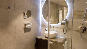Doppelzimmer zur Einzelnutzung | Badezimmer | Badewanne und Dusche (separat), kostenlose Toilettenartikel