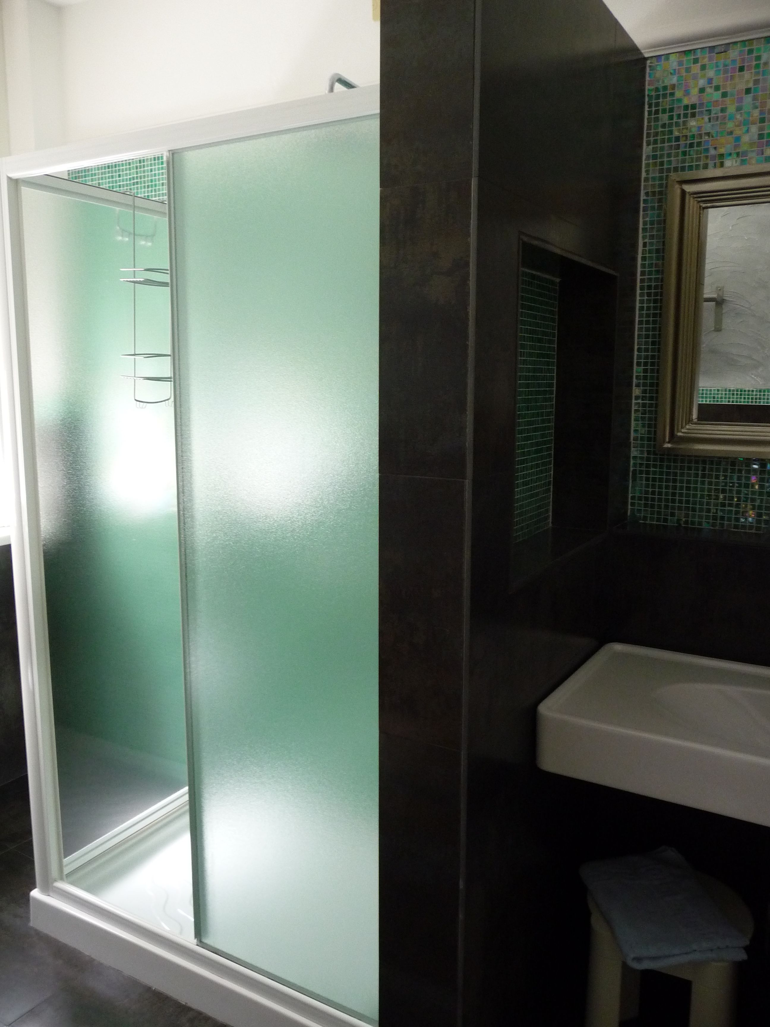 shower, free toiletries, hair dryer, bidet