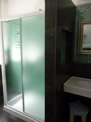 Shower, free toiletries, hair dryer, bidet