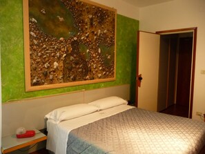 Brankas, meja kerja, dan tempat tidur bayi (biaya tambahan)