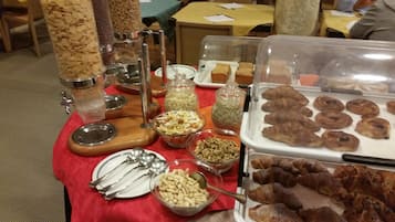 Free daily continental breakfast