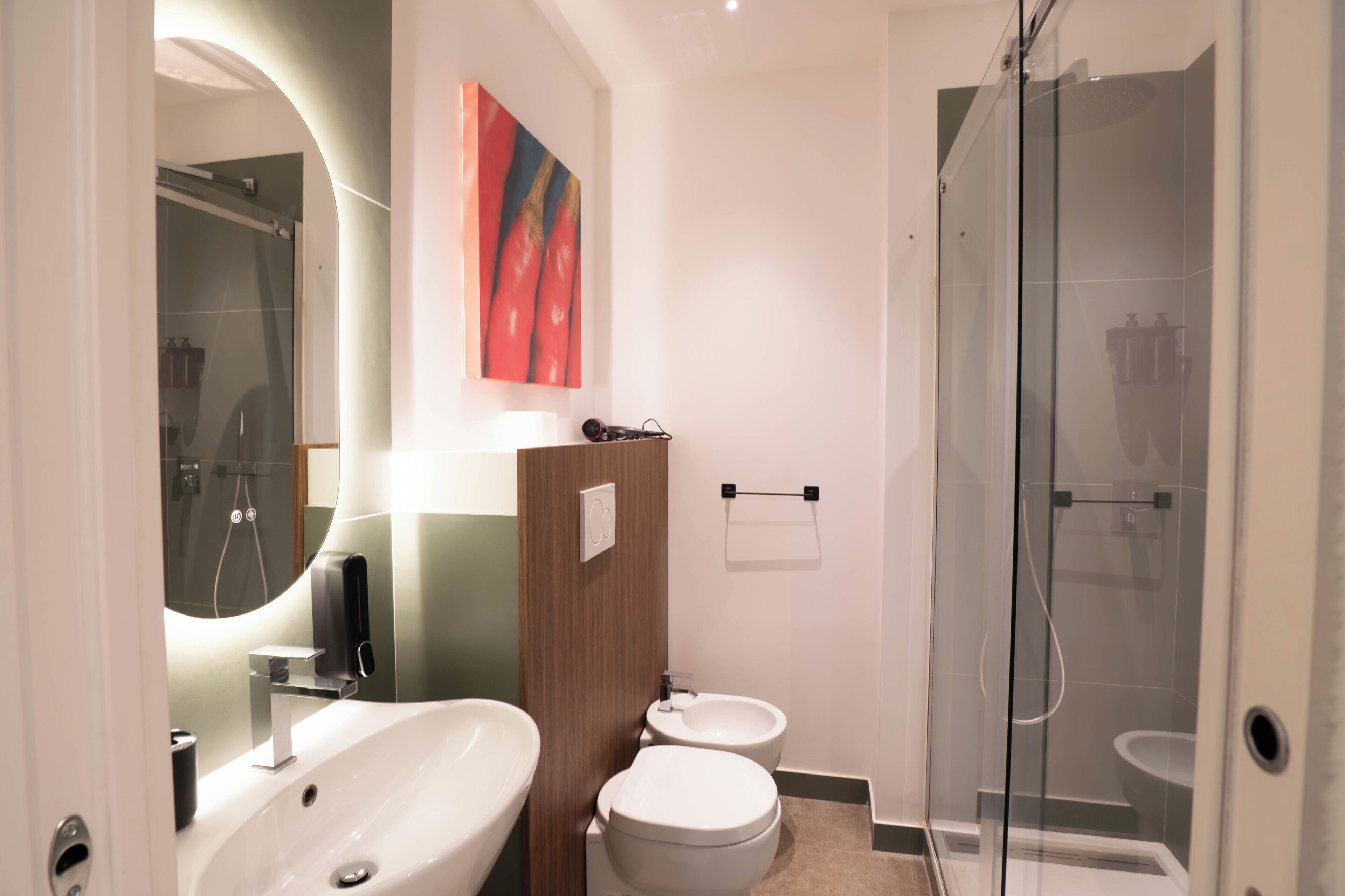 Elite Double Room, Non Smoking | Bathroom | Shower, free toiletries, hair dryer