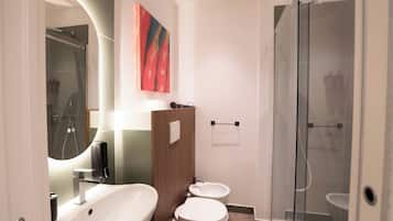Elite Double Room, Non Smoking | Bathroom | Shower, free toiletries, hair dryer