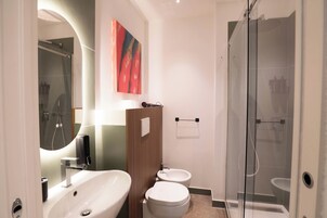 Elite Double Room, Non Smoking | Bathroom | Shower, free toiletries, hair dryer