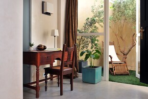 Habitación Deluxe doble | Minibar, decoración individual, mobiliario individual y cortinas opacas