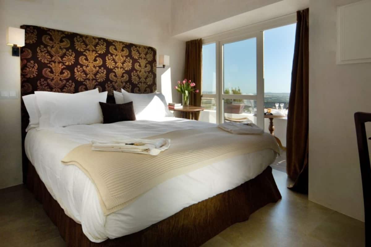 Minibar, individually decorated, individually furnished