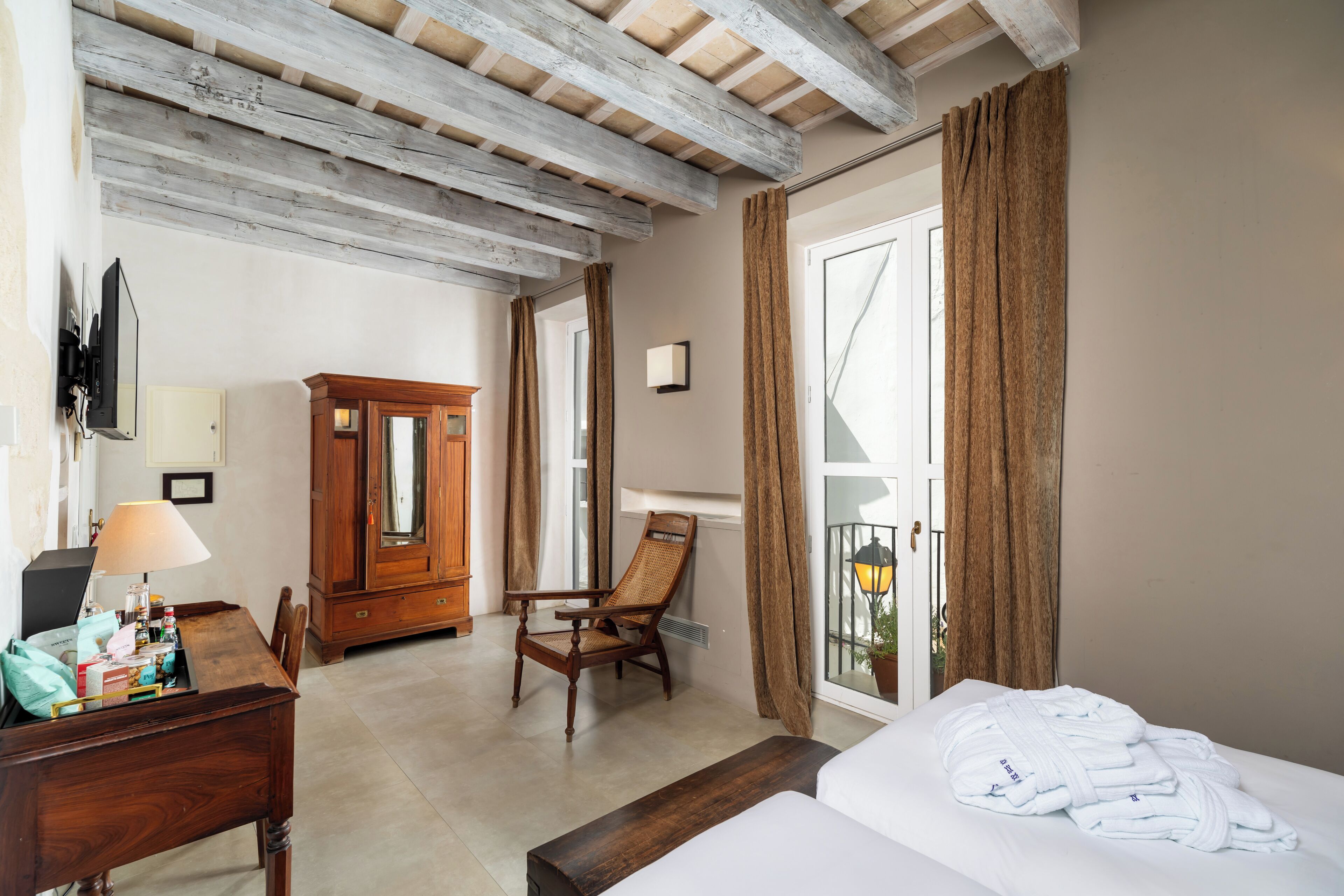 deluxe double room | minibar, individually decorated, individually furnished