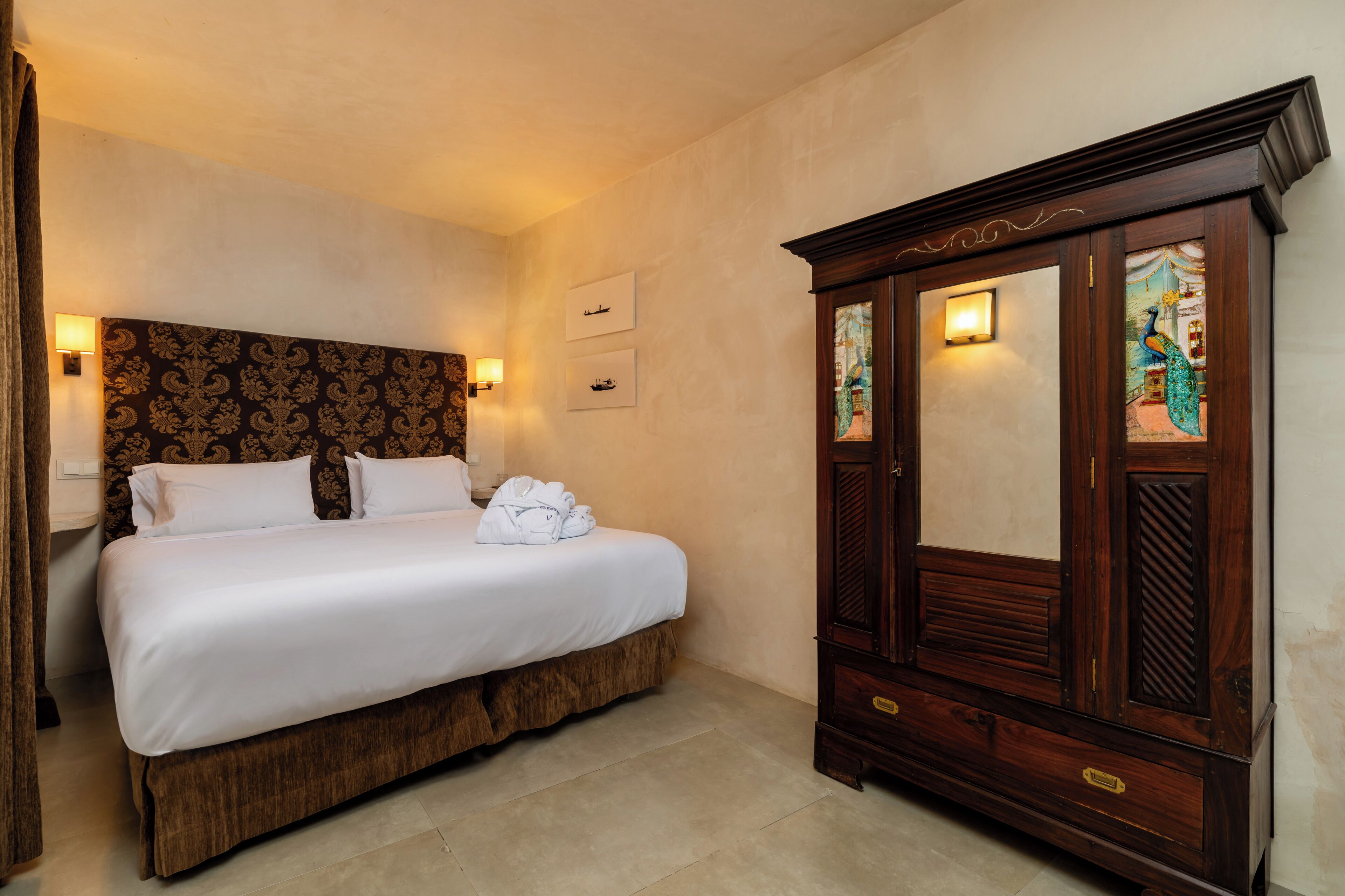 deluxe double room | minibar, individually decorated, individually furnished