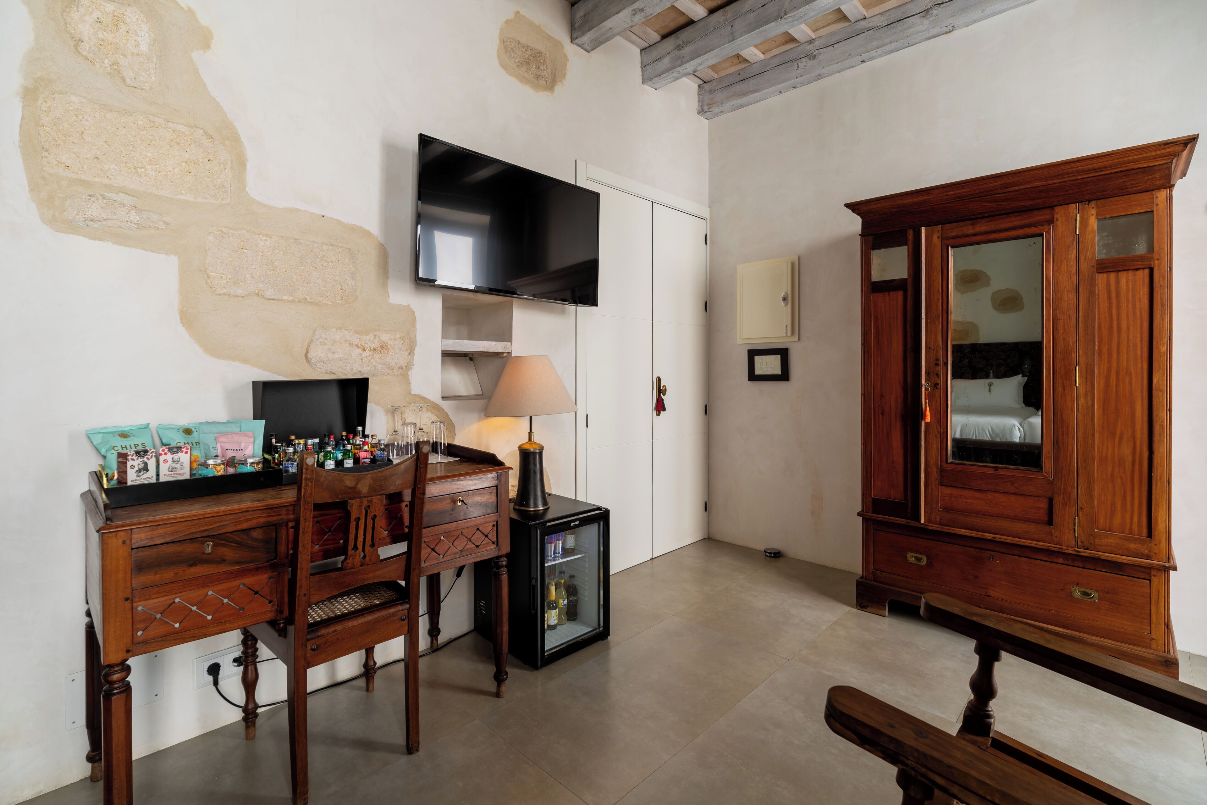 deluxe double room | minibar, individually decorated, individually furnished