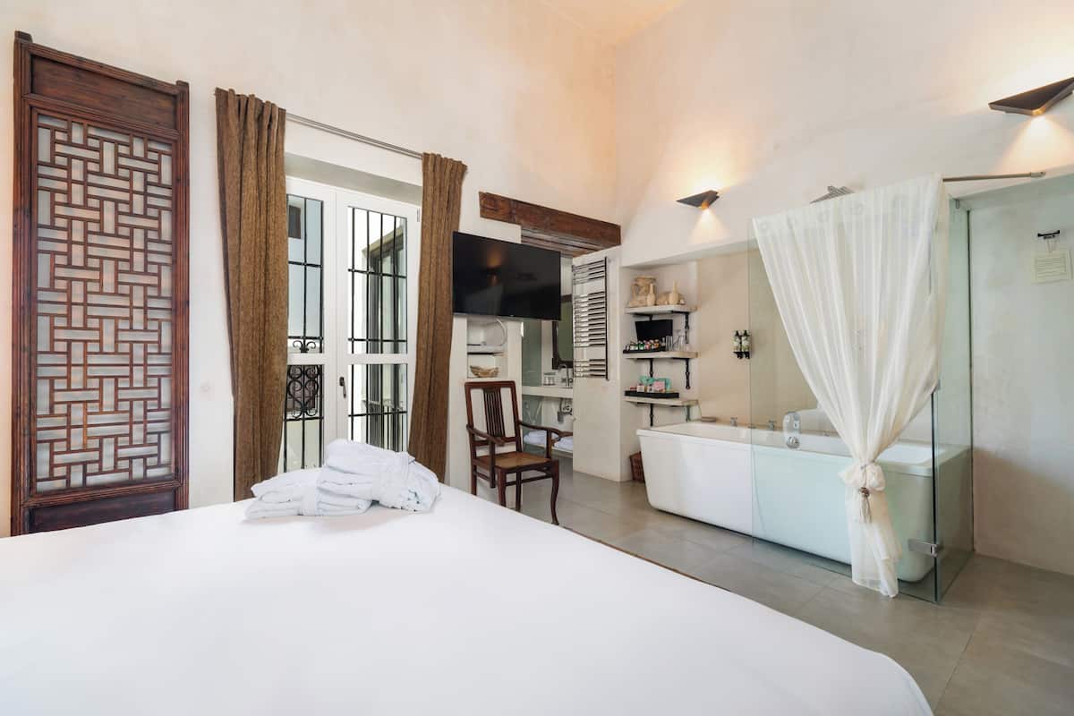 deluxe double room | minibar, individually decorated, individually furnished