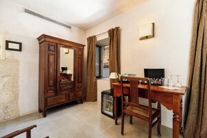 Habitación Deluxe doble | Zona de estar | Televisión de pantalla plana de 43 pulgadas con canales digitales