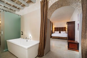 Habitación Deluxe doble | Minibar, decoración individual, mobiliario individual y cortinas opacas