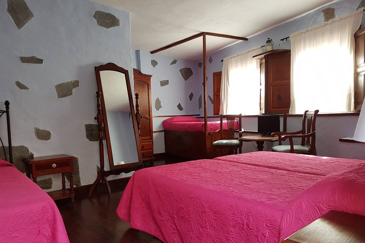 Habitación triple | Camas Select Comfort, escritorio, cunas gratuitas y internet 
