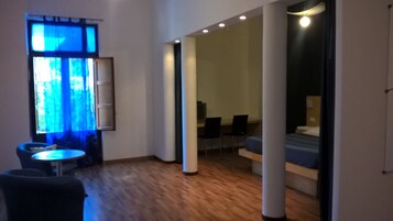 Quarto família | Roupas de cama antialérgicas, frigobar, escrivaninha