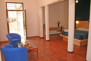 Habitación familiar | Cocineta privada | Frigobar, microondas, parrilla de estufa y cafetera de espresso 