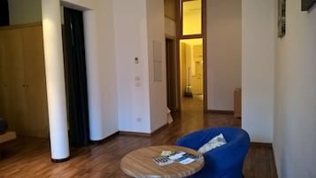 Quarto família | Roupas de cama antialérgicas, frigobar, escrivaninha