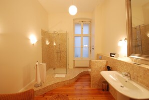 Comfort Double Room, Private Bathroom | Bathroom | Free toiletries, hair dryer, towels - Arte Luise – Self-Check In (Berlin)