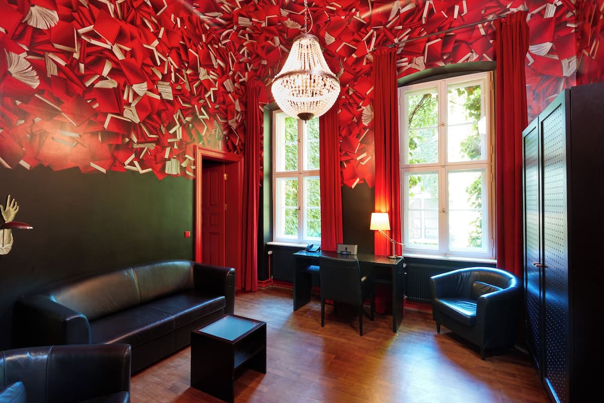 Rom – junior | Safe på rommet, individuelt innredet, lydisolert og strykejern/-brett