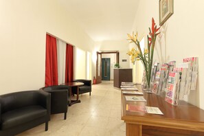 Lobby sitting area - Hotel Pensione Ottaviani (Florence)