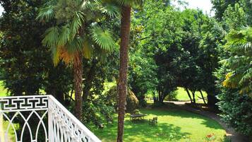 Dubbelrum eller tvÄbÀddsrum - utsikt mot trÀdgÄrden | Balkong