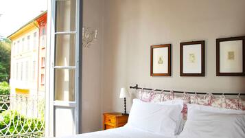 Dubbelrum eller tvÄbÀddsrum - utsikt mot trÀdgÄrden | SÀngtillbehör av högsta kvalitet, extrasÀngar och gratis wi-fi