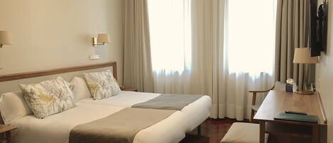 Zimmersafe, Schreibtisch, laptopgeeigneter Arbeitsplatz