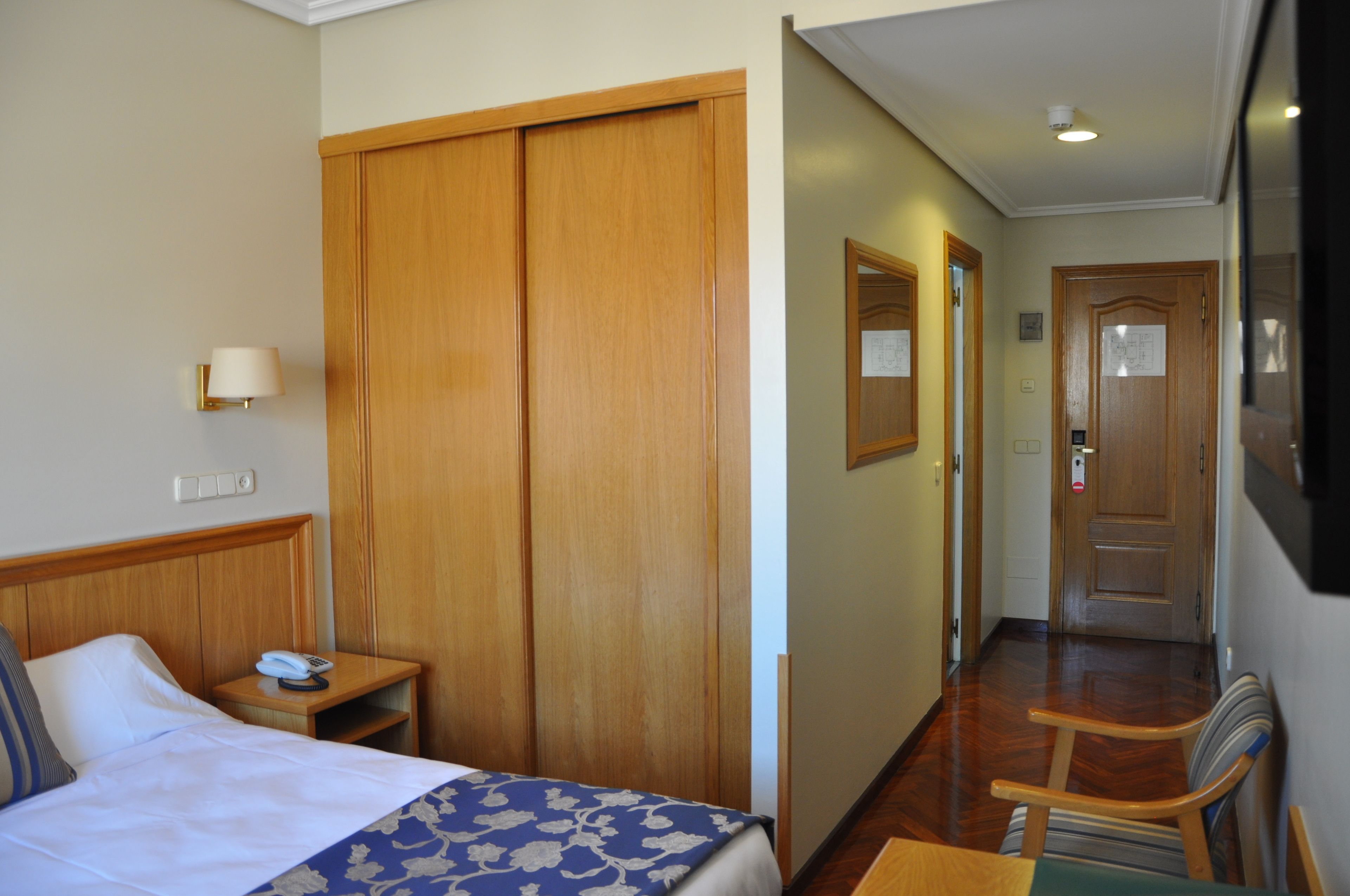 standard double room single use | 1 bedroom, in-room safe, desk, laptop workspace