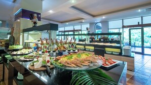 En buffet med fisk og skaldyr, salater og forskellige retter.