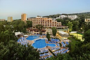 Een binnenzwembad, een buitenzwembad