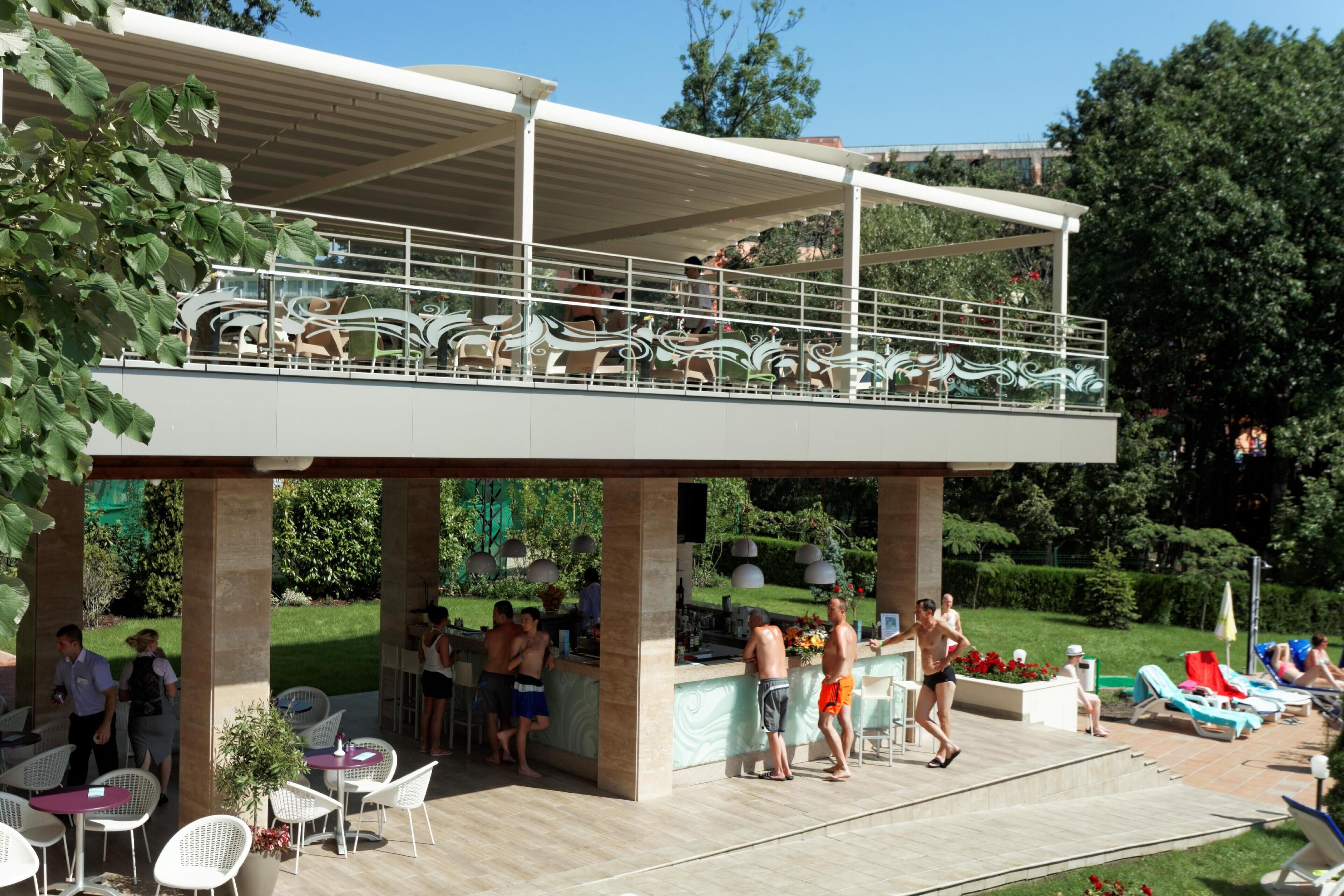 Eine Dachterrasse mit Außenbereich und einem Pool.
