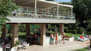 Un bar situé sur le toit, avec une terrasse et un espace piscine.