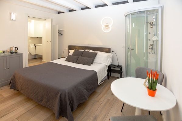 Basic Room (Small Room) | Egyptian cotton sheets, premium bedding, down duvets, memory-foam beds - Giardino Giusti House & Court (Verona)