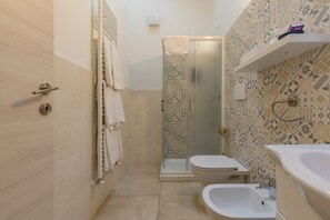 Kolmen hengen comfort-huone (Triple Room) | Kylpyhuone | Suihku, designer-hygieniatuotteet, hiustenkuivaaja, kylpytakit
