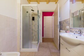 Tremannsrom – comfort (Triple Room) | Bad | Dusj, designertoalettartikler, hårføner og badekåper